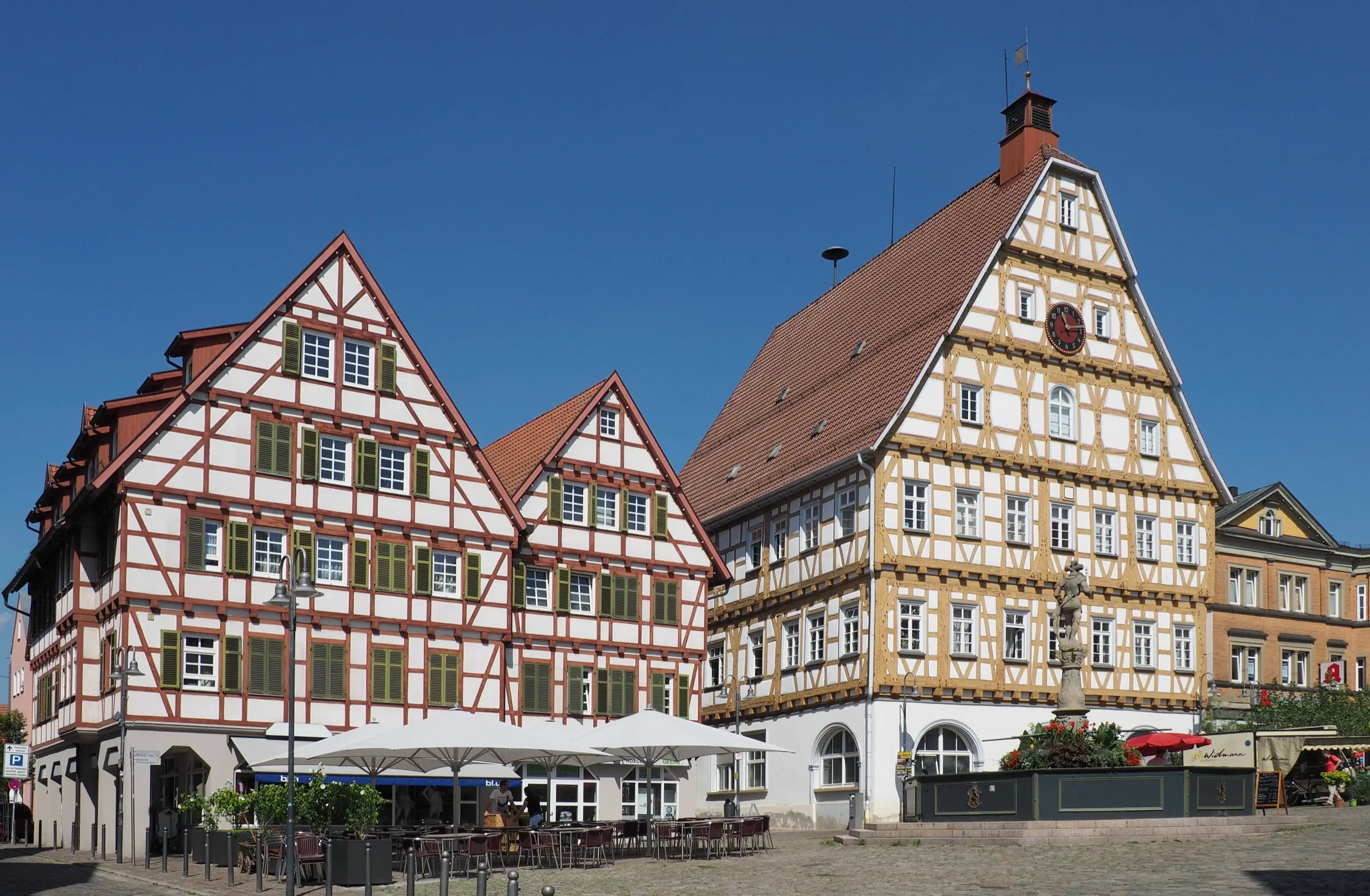Marktplatz in Leonberg mit dem Alten Rathaus, dem Marktbrunnen und Fachwerkhäusern