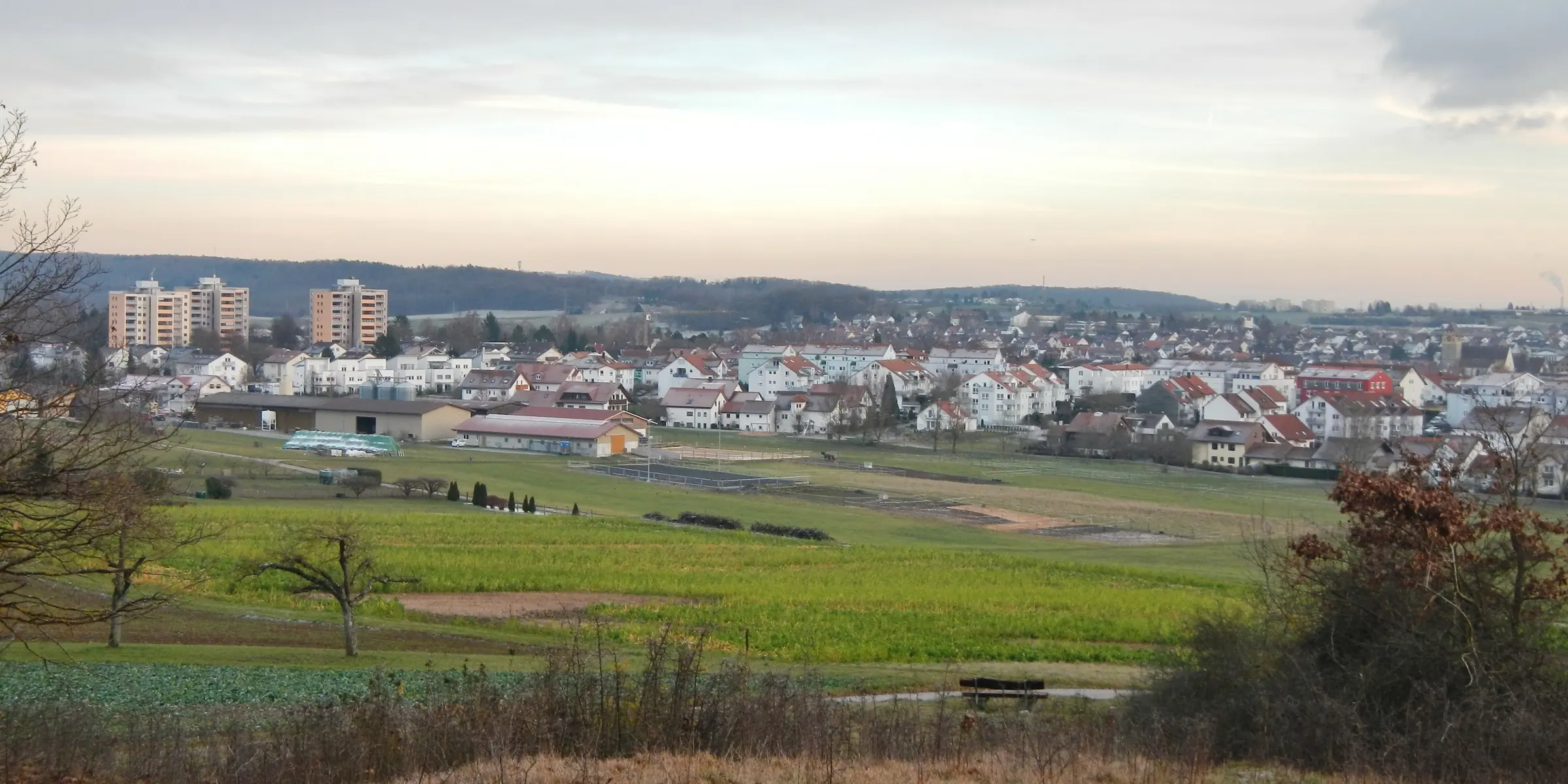 Blick über Felder und Wiesen auf die Wohngebiete von Magstadt, aufgenommen im Dezember 2012