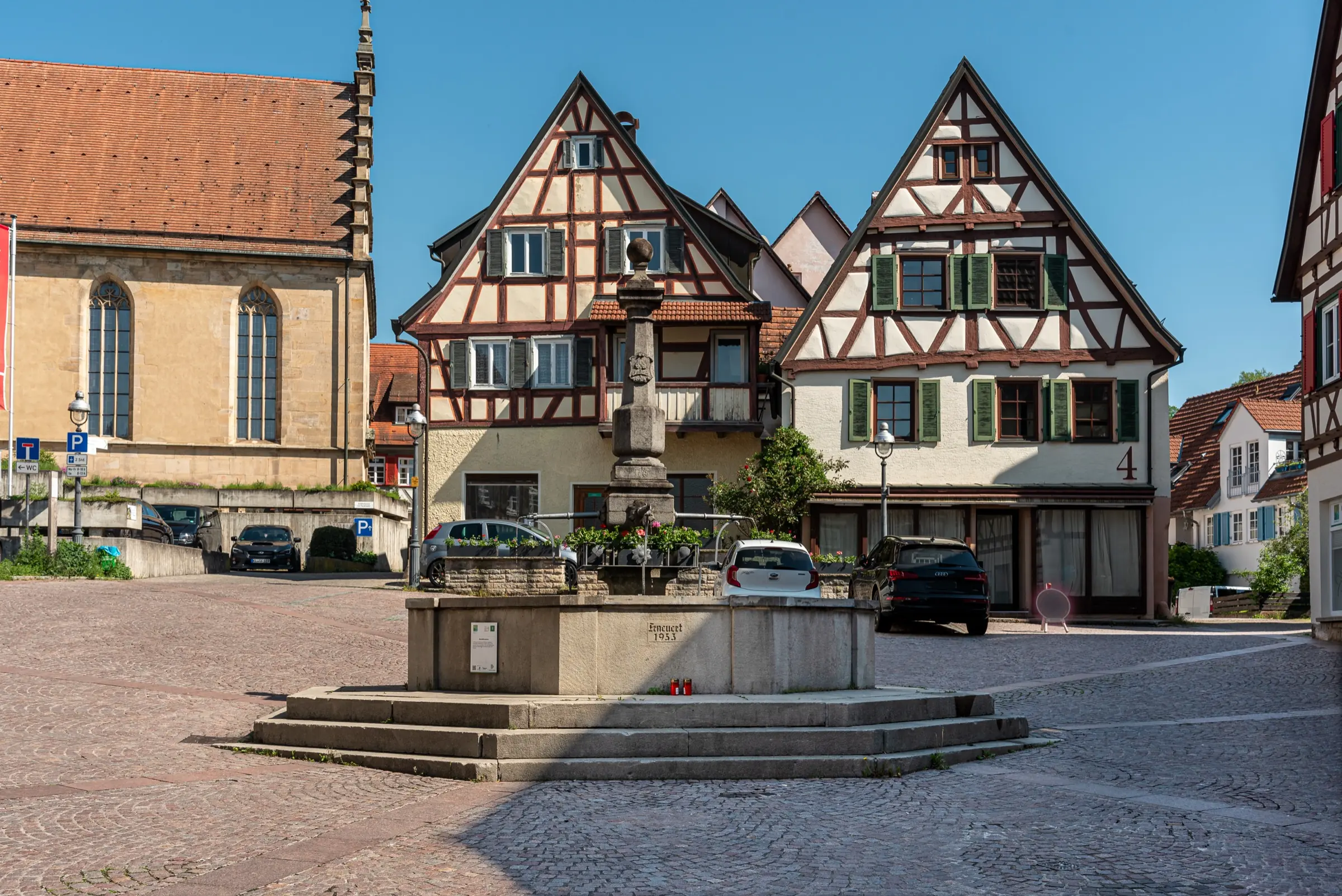 Marktbrunnen und Fachwerkhäuser am Marktplatz in Waldenbuch, aufgenommen im Mai 2024