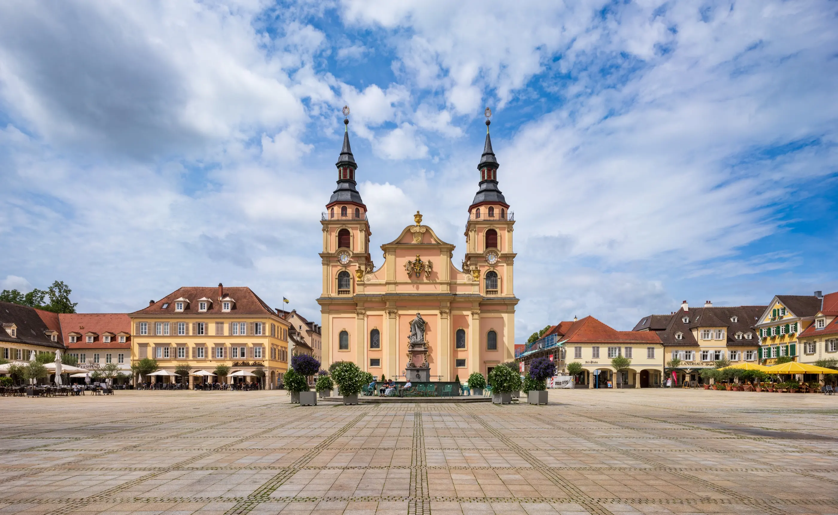 Barocker Marktplatz in Ludwigsburg mit der Evangelischen Stadtkirche