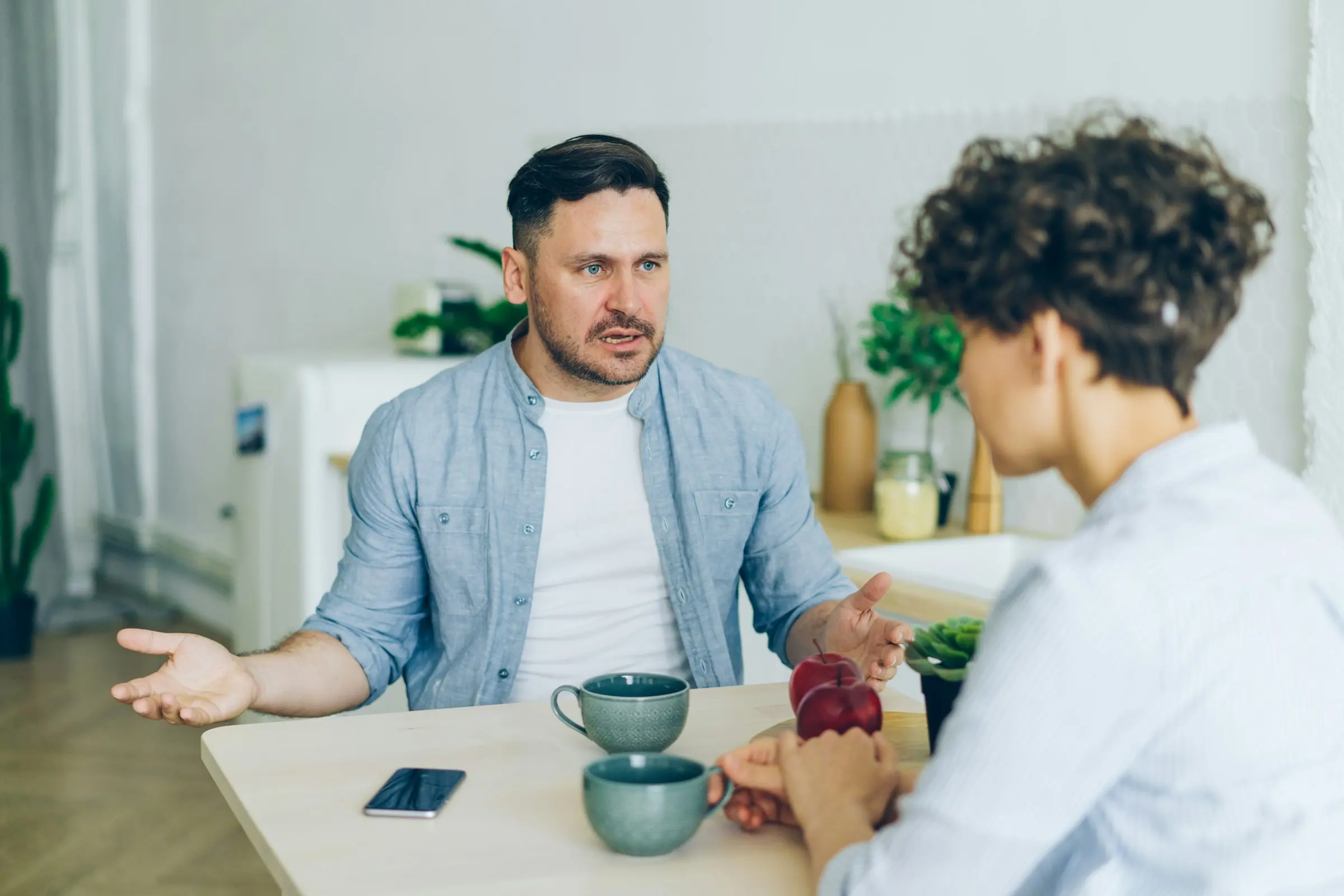Zwei Menschen besprechen sich am Küchentisch
