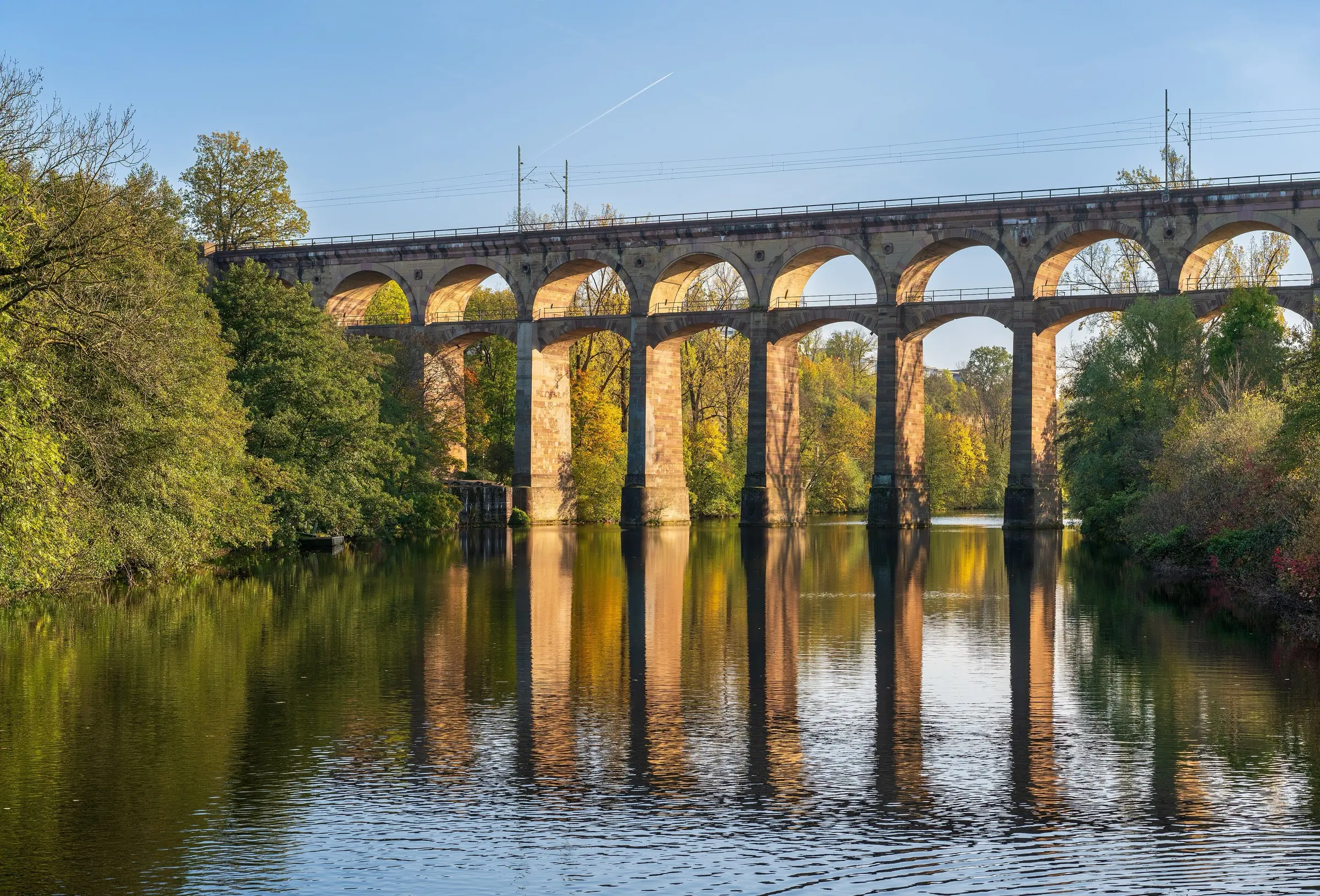 Eisenbahnviadukt über die Enz in Bietigheim-Bissingen im Herbstlicht