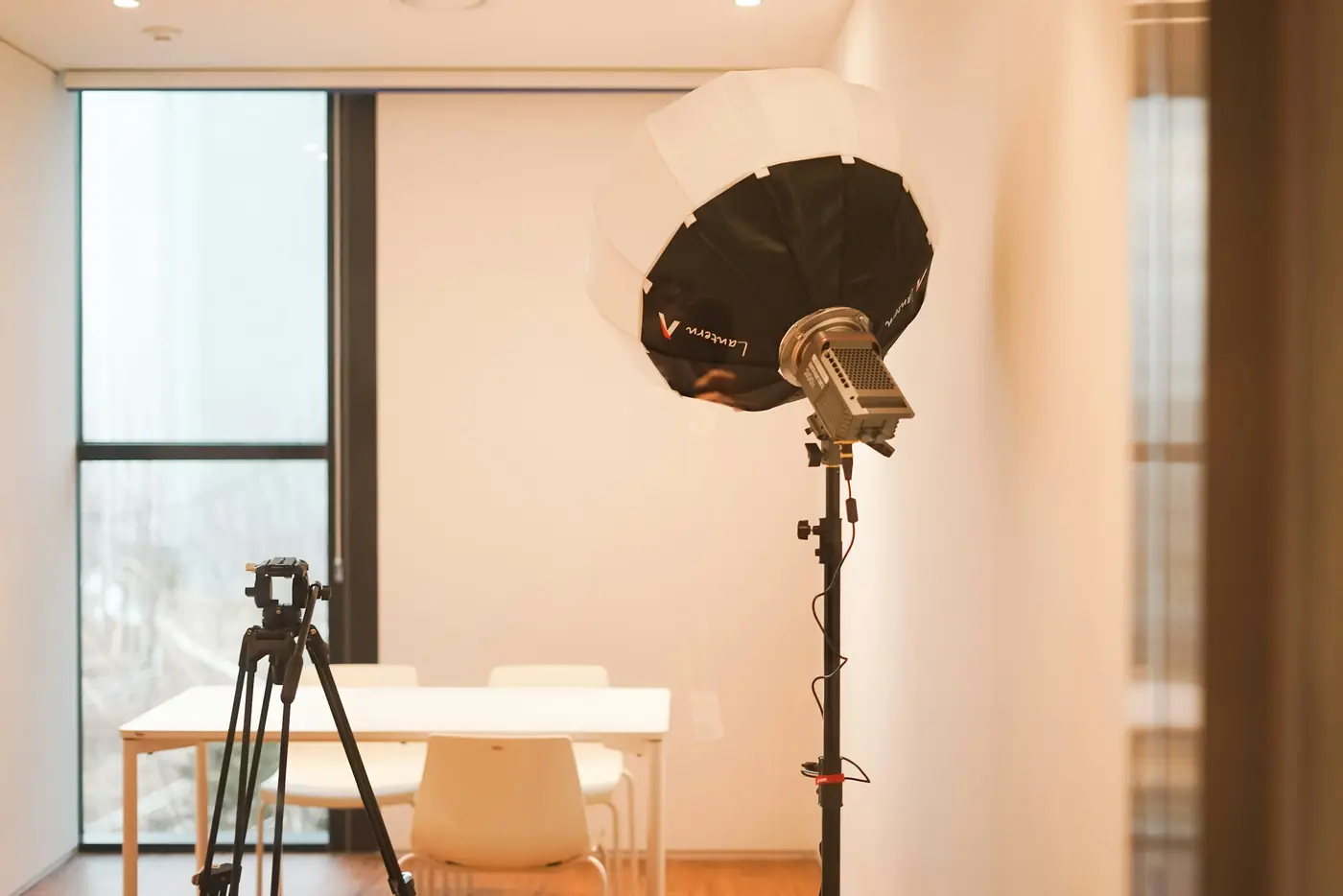 Fotolicht und Stativ in einer hellen Wohnung für Immobilienfotos