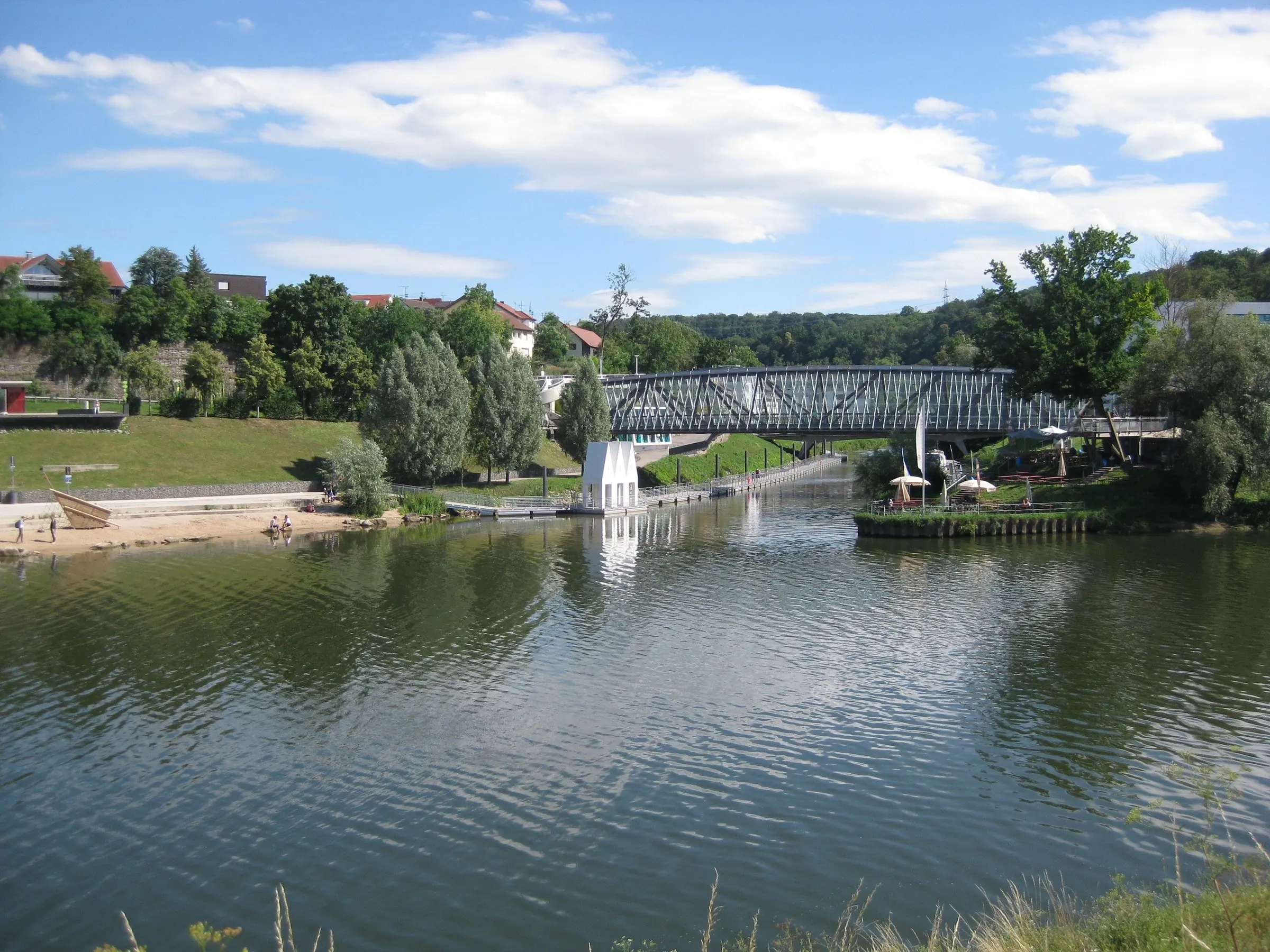 Remsmündung in den Neckar mit Fußgängerbrücke in Remseck Neckarrems