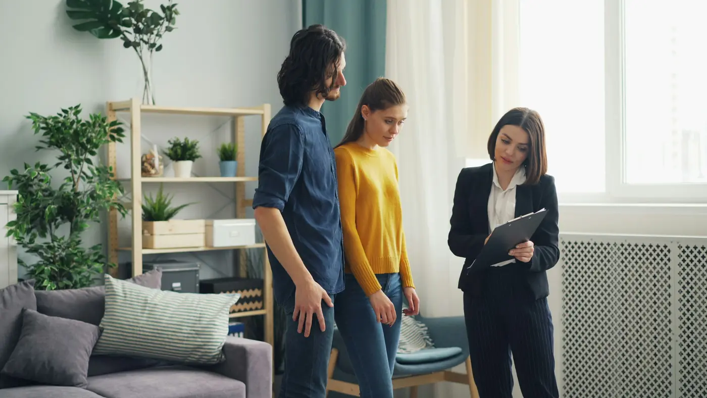 Maklerin zeigt einem Paar eine Wohnung bei der Besichtigung