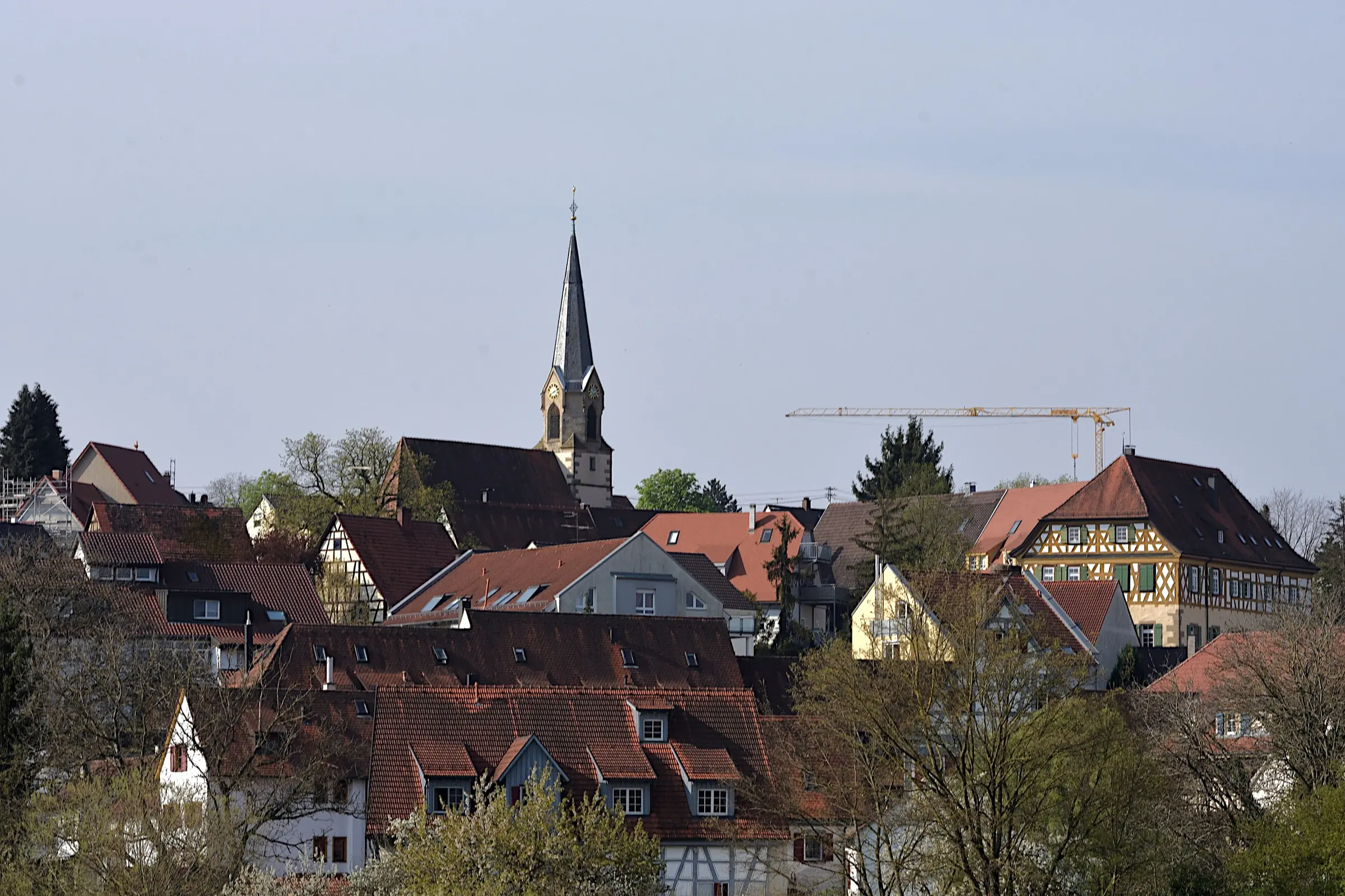 Alter Ortskern von Geisingen in Freiberg am Neckar mit Kirchturm und Fachwerkhäusern