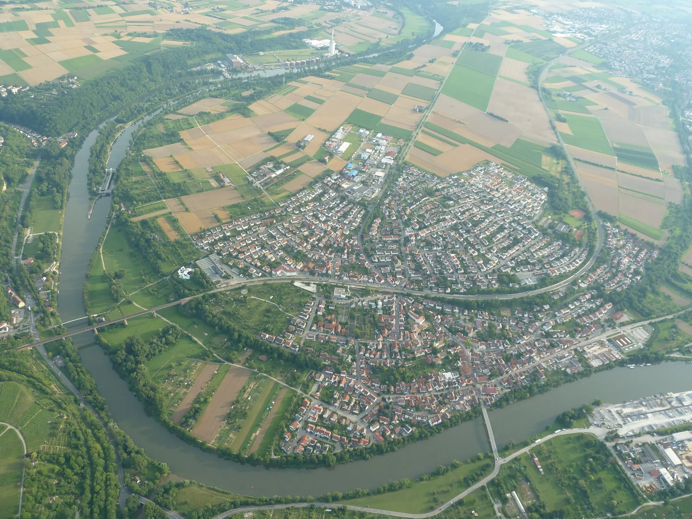 Luftbild von Benningen am Neckar in der Neckarschleife, aufgenommen 2011