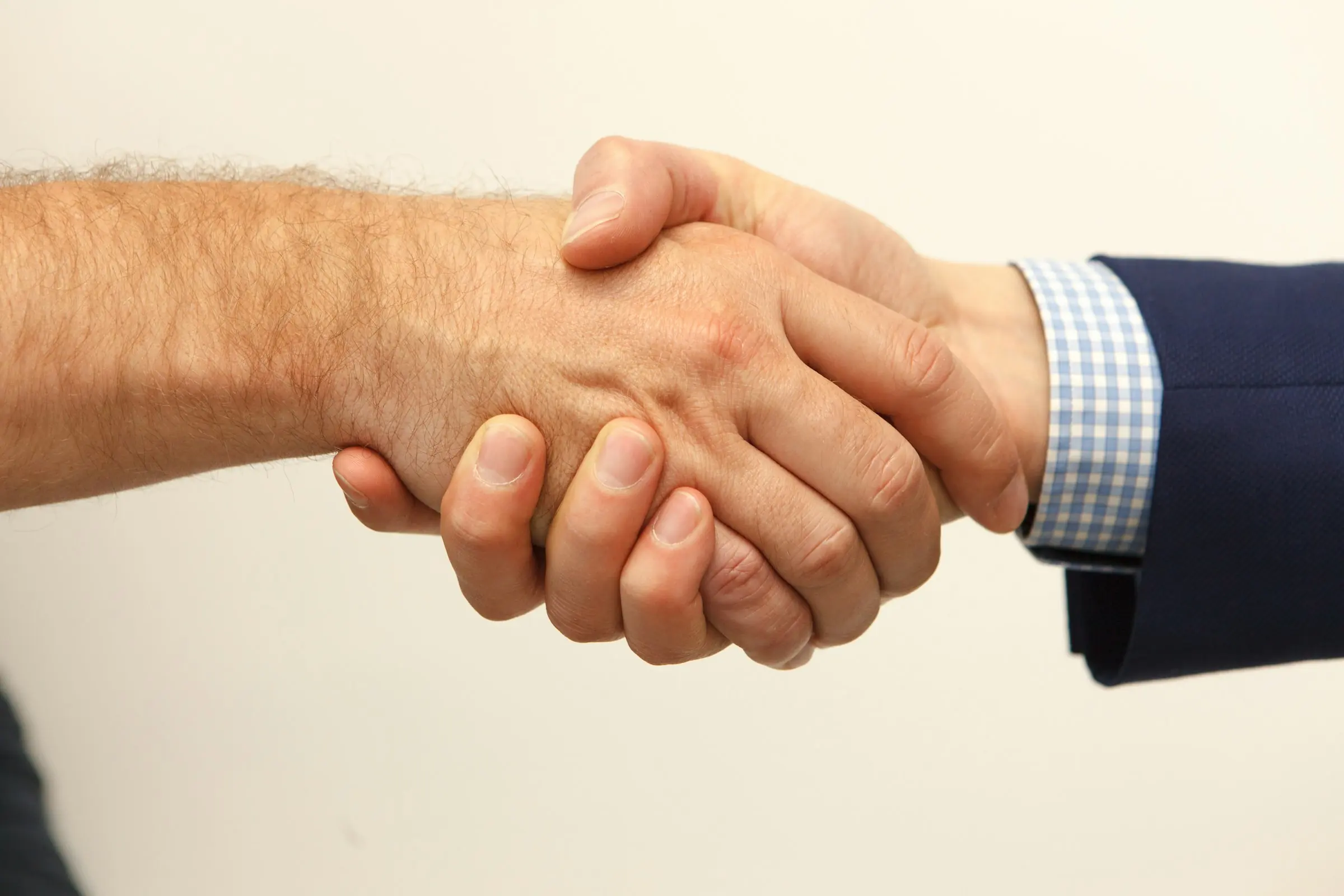Zwei Personen geben sich die Hand