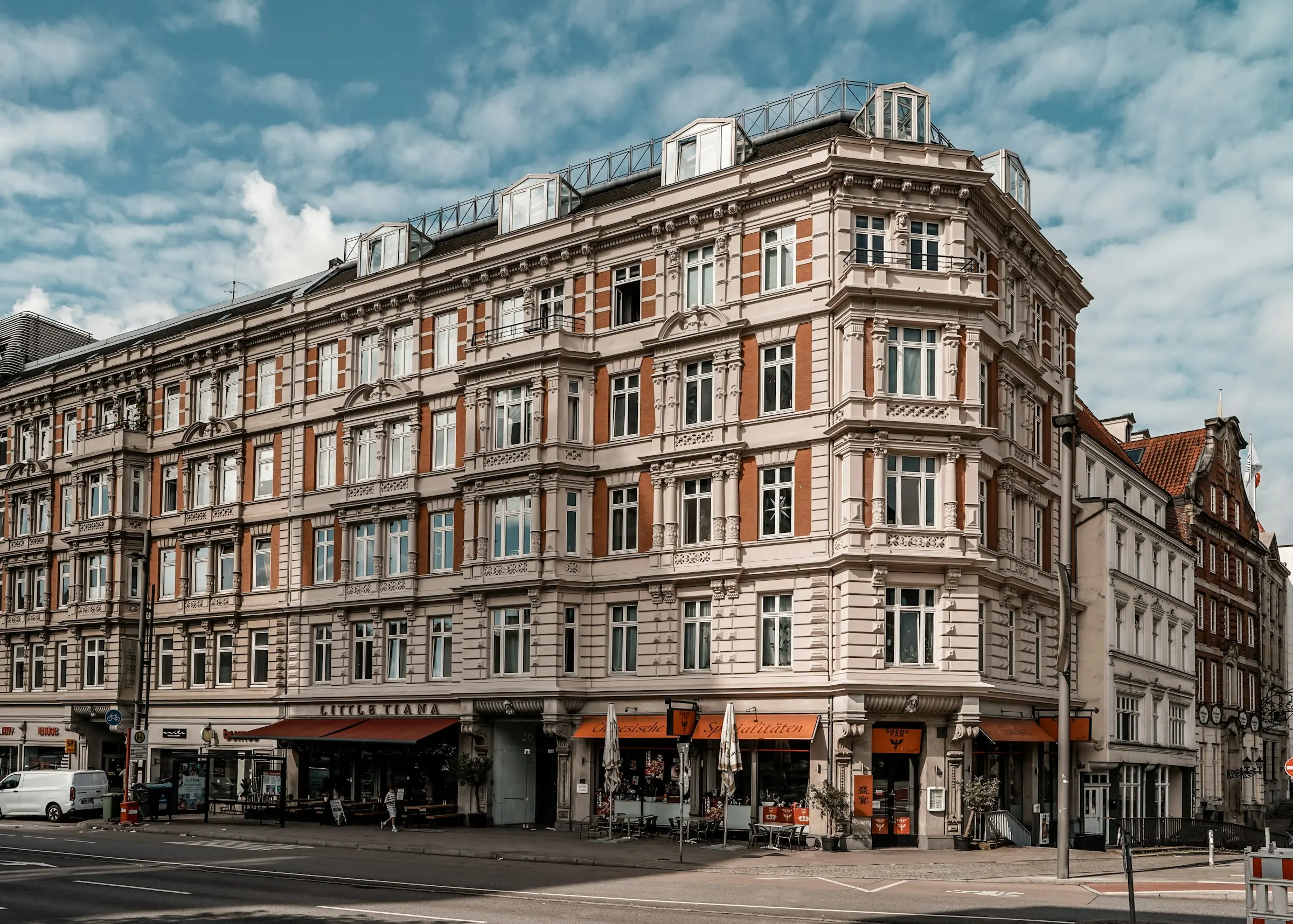 Altbau Mehrfamilienhaus mit Geschäften im Erdgeschoss