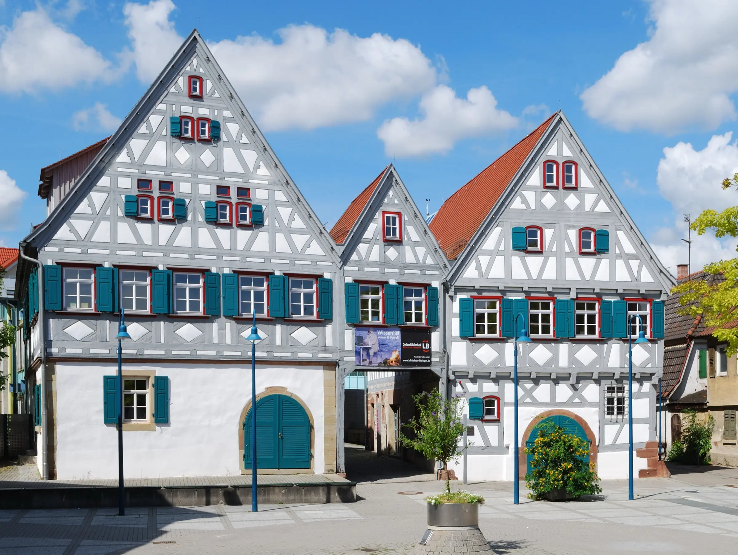 Dreigiebelhaus Am Laien in Ditzingen, Fachwerkensemble mit Stadtbibliothek und Städtischer Galerie