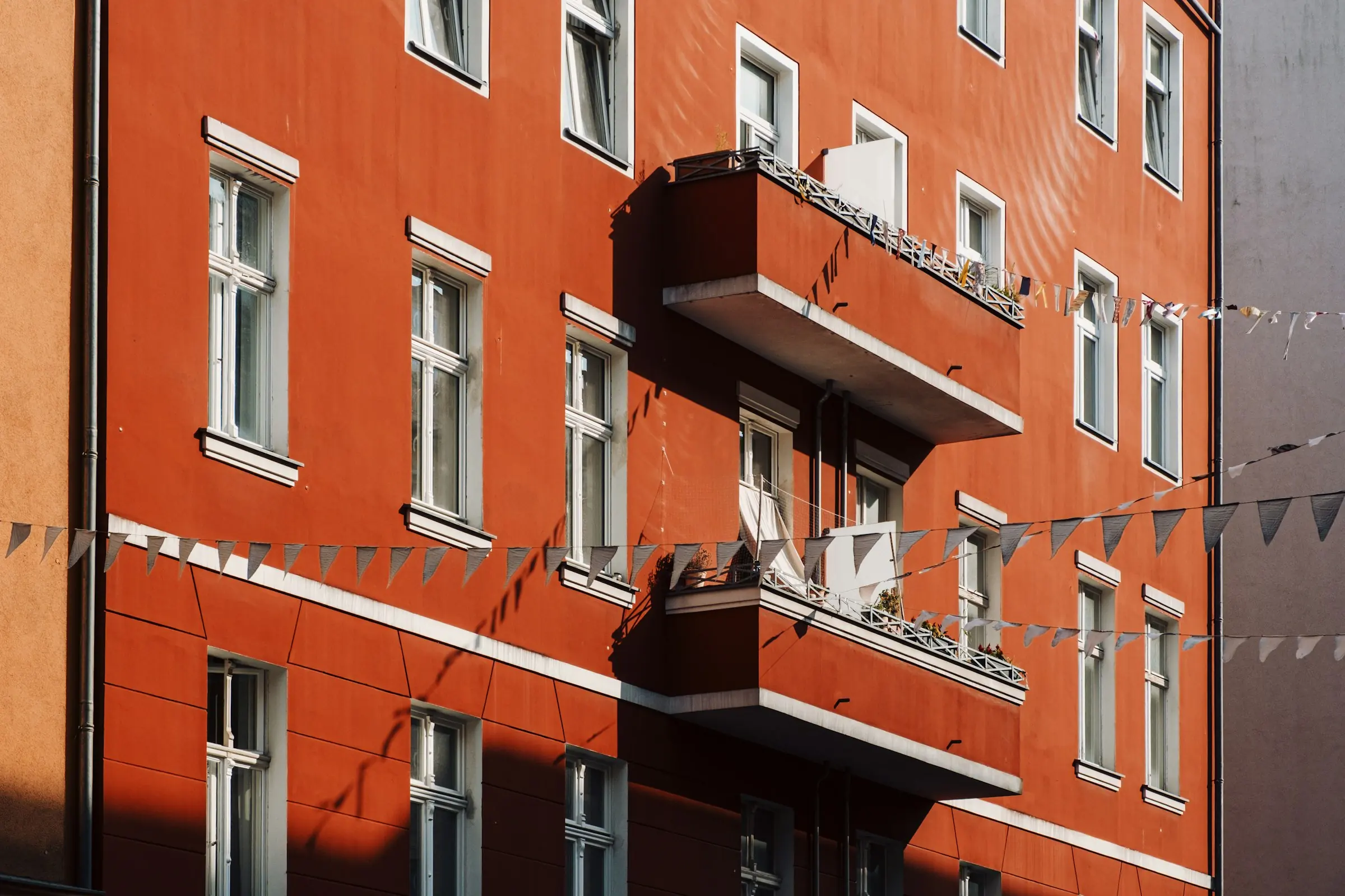 Fassade eines Wohnhauses mit Balkonen